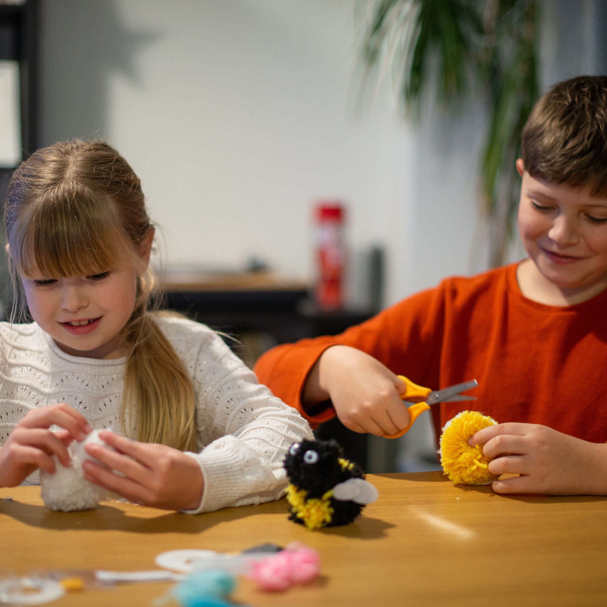 Kreative Kids Pom-Pom Animal Craft Kit | 6 Animals to Create - Bee, Owl, Ladybird and More!