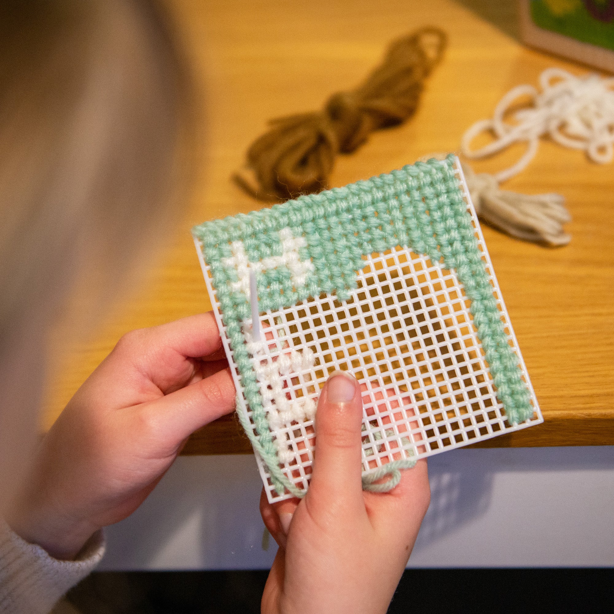 Kreative Kids 6-in-1 Cross Stitch Kit | 6 assorted embroidery boards with 36 coloured threads included | Children’s Craft Kit