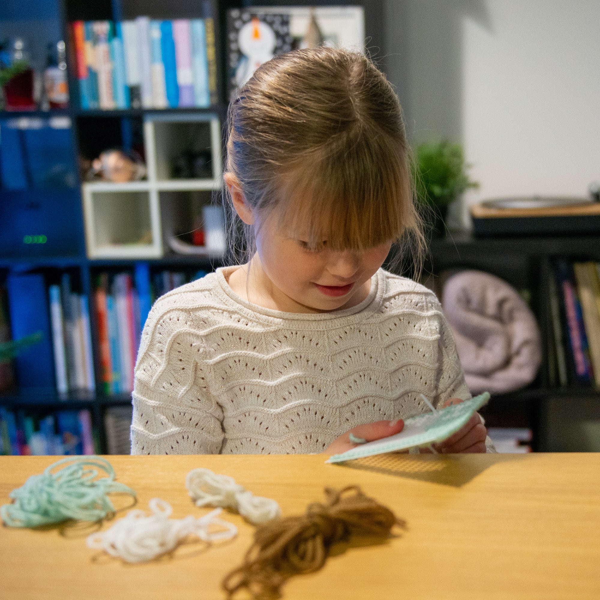 Kreative Kids 6-in-1 Cross Stitch Kit | 6 assorted embroidery boards with 36 coloured threads included | Children’s Craft Kit